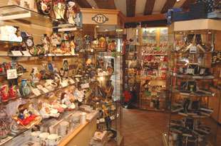 Curiosity Corner Gifts Jewelery Handbags Moorcroft Pottry And More